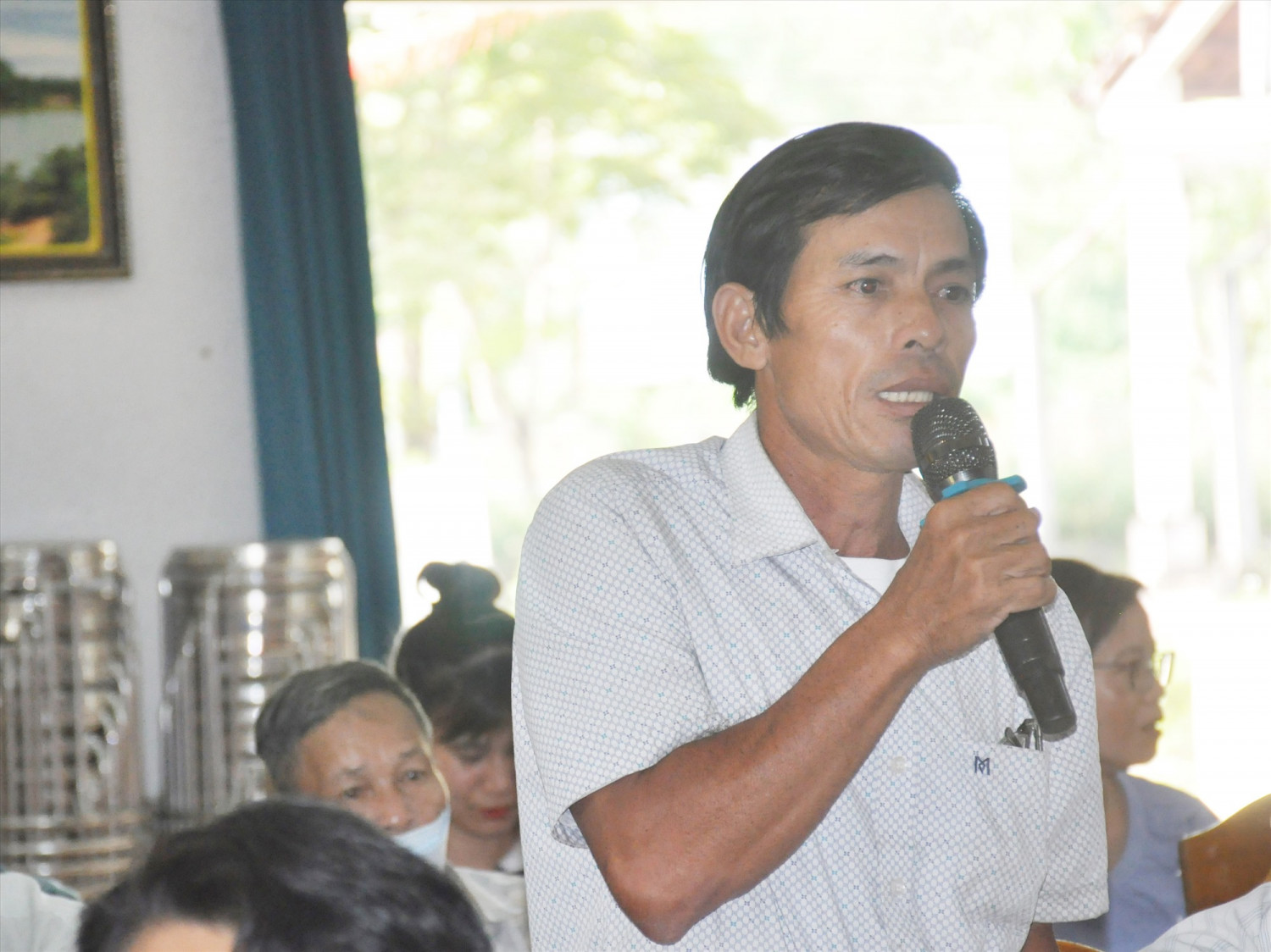 Người dân xã Tam Phước phát biểu tại cuộc đối thoại với lãnh đạo cấp ủy, chính quyền huyện Phú Ninh về xây dựng NTM kiểu mẫu. Ảnh: N.Đ
