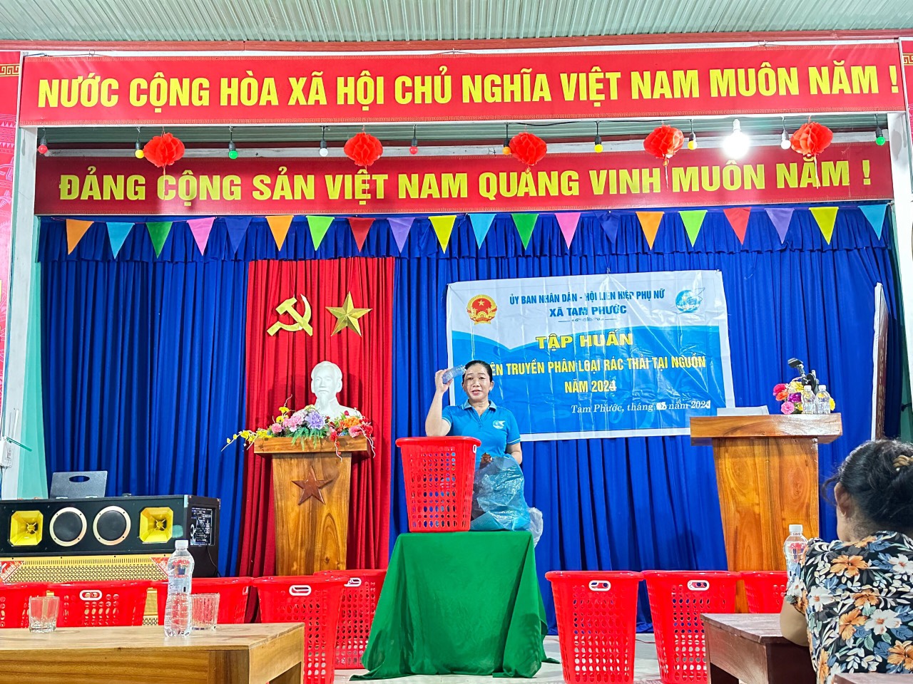 Chị Nguyễn Thị Tám- CT hội LHPN xã đang tuyên truyền phân loại rác thải